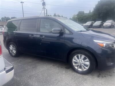 2017 Kia Sedona LX   - Photo 4 - Madison, OH 44057