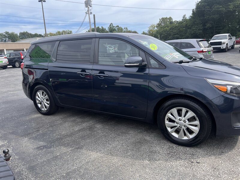 2017 Kia Sedona LX - Photo 4 - Madison, OH 44057