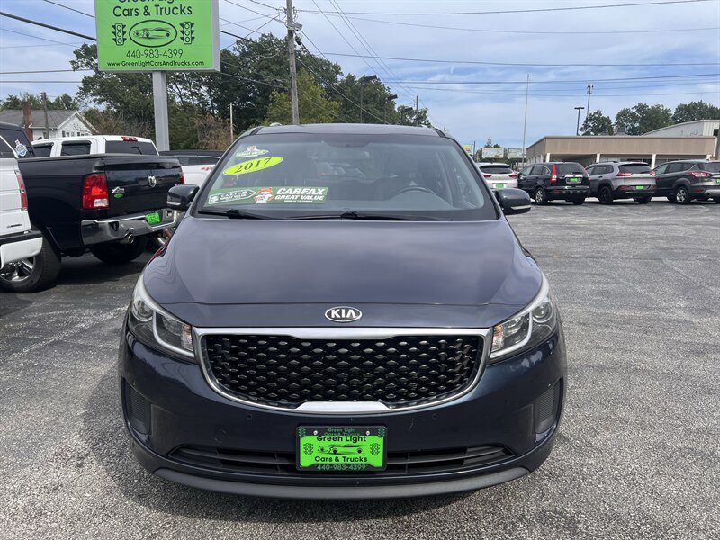 2017 Kia Sedona LX - Photo 2 - Madison, OH 44057