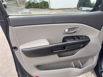 2017 Kia Sedona LX - Photo 8 - Madison, OH 44057