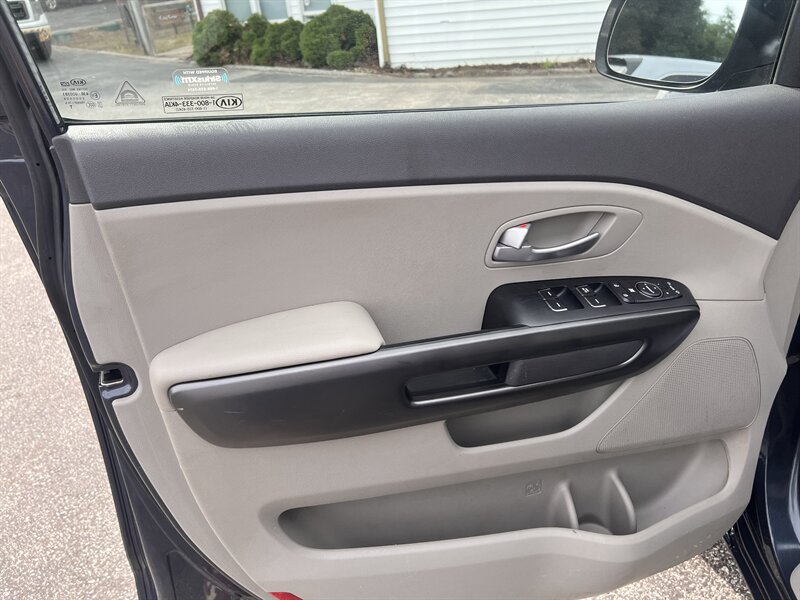 2017 Kia Sedona LX - Photo 8 - Madison, OH 44057