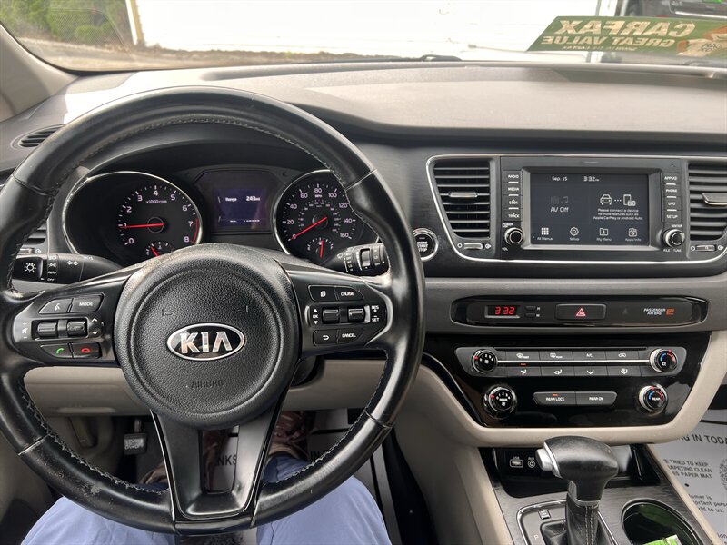 2017 Kia Sedona LX - Photo 11 - Madison, OH 44057