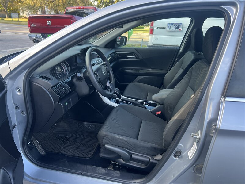 2017 Honda Accord LX - Photo 9 - Madison, OH 44057