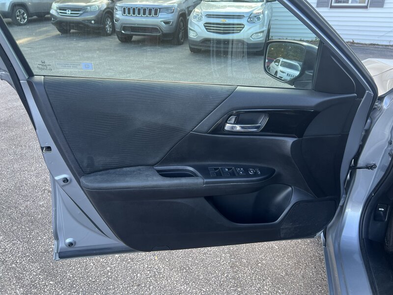 2017 Honda Accord LX - Photo 10 - Madison, OH 44057