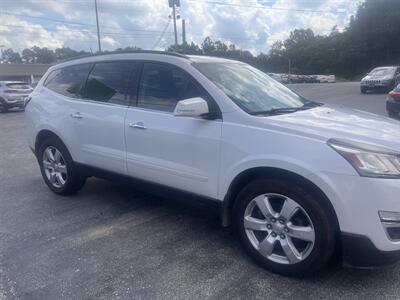 2017 Chevrolet Traverse LT - Photo 4 - Madison, OH 44057