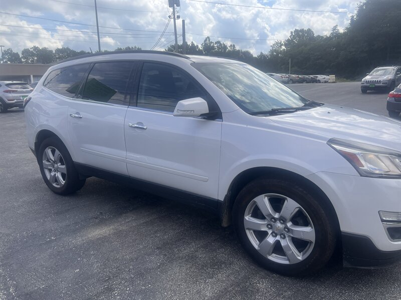 2017 Chevrolet Traverse LT - Photo 4 - Madison, OH 44057