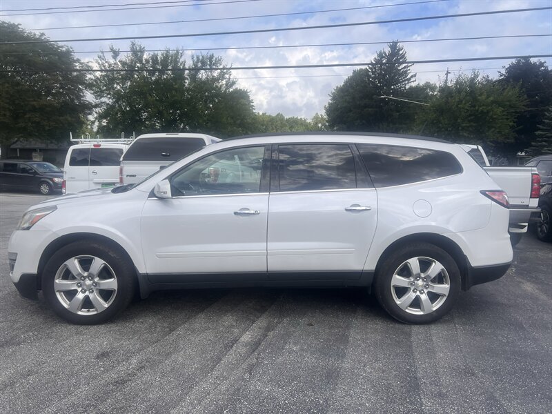 2017 Chevrolet Traverse LT - Photo 8 - Madison, OH 44057