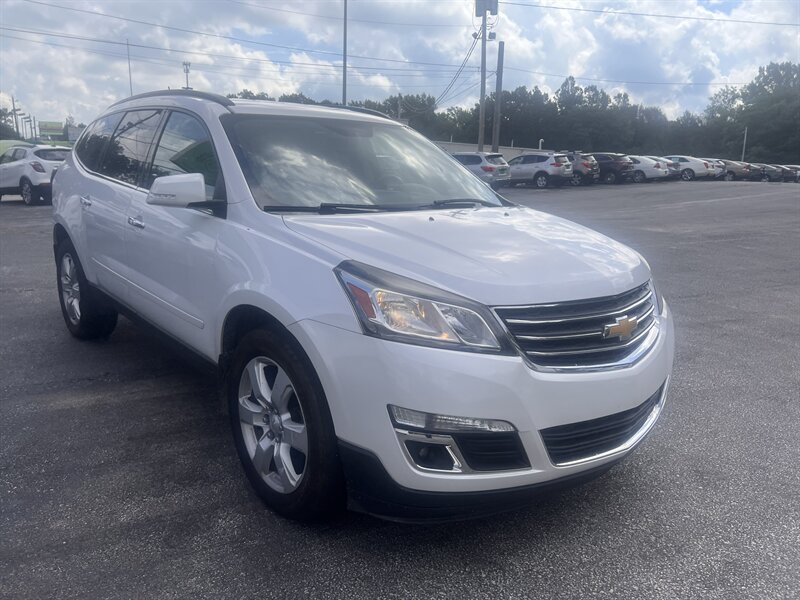 2017 Chevrolet Traverse LT - Photo 3 - Madison, OH 44057