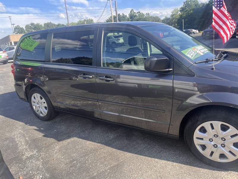 2017 Dodge Grand Caravan SE - Photo 4 - Madison, OH 44057