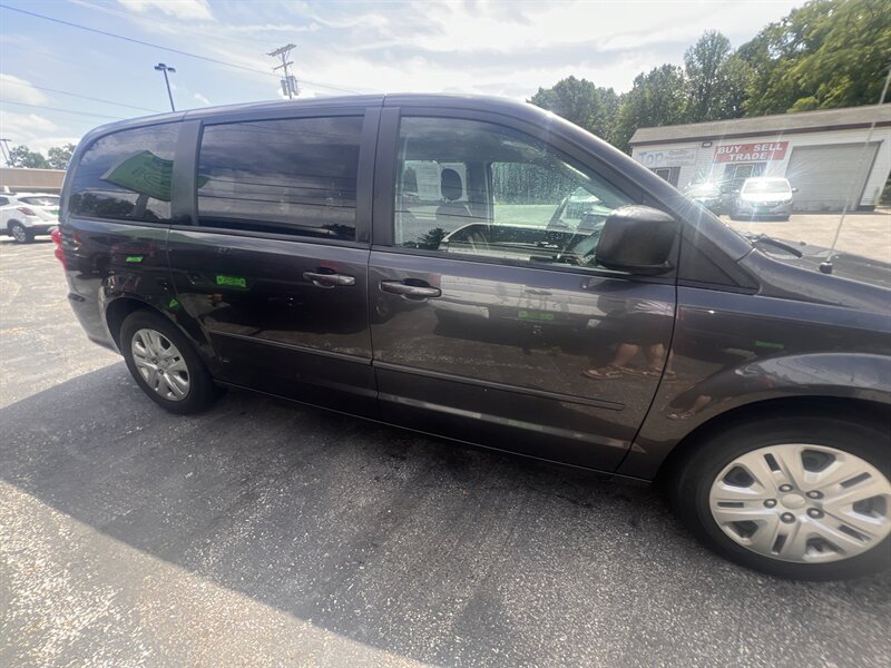 2017 Dodge Grand Caravan SE - Photo 4 - Madison, OH 44057