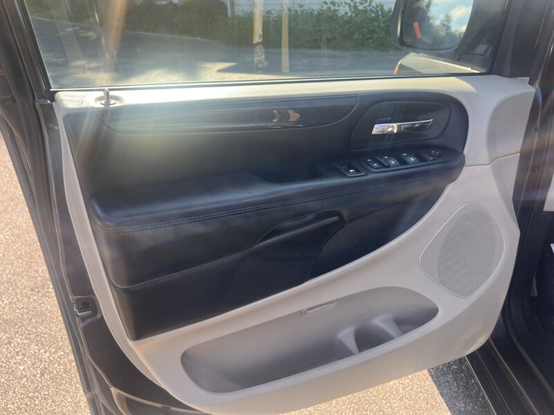 2017 Dodge Grand Caravan SE - Photo 10 - Madison, OH 44057