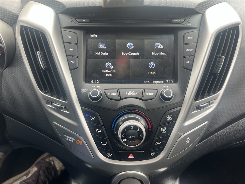 2013 Hyundai Veloster - Photo 13 - Madison, OH 44057