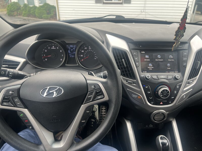 2013 Hyundai Veloster - Photo 10 - Madison, OH 44057