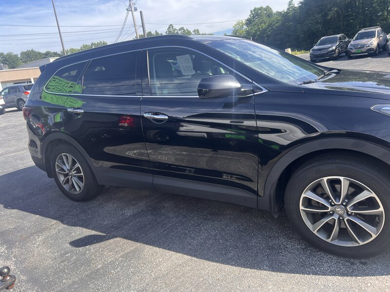 2017 Hyundai Santa Fe SE - Photo 4 - Madison, OH 44057