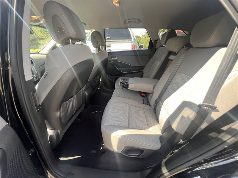 2017 Hyundai Santa Fe SE - Photo 16 - Madison, OH 44057