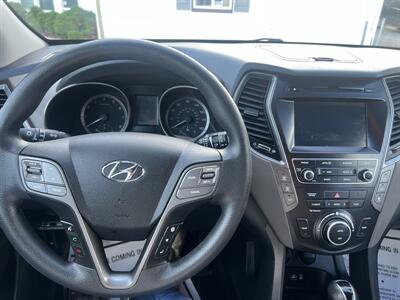 2017 Hyundai Santa Fe SE   - Photo 12 - Madison, OH 44057