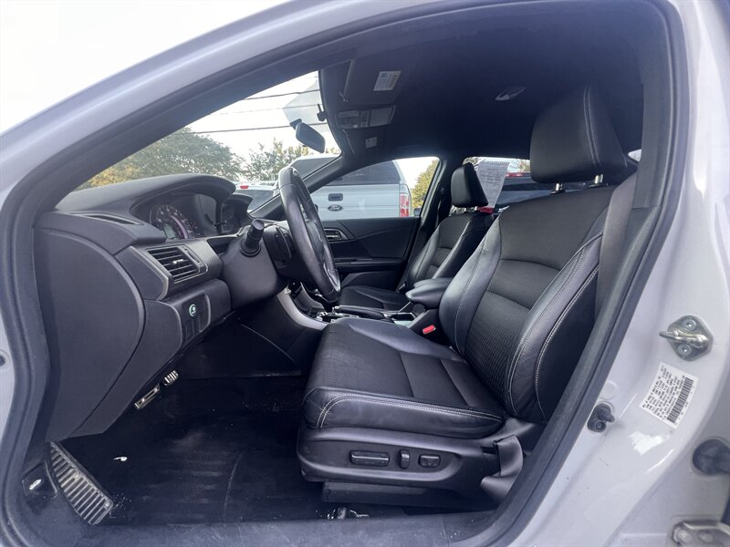 2017 Honda Accord Sport - Photo 6 - Madison, OH 44057