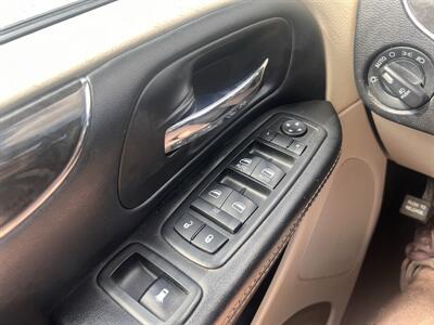 2016 Chrysler Town & Country Touring-L   - Photo 14 - Madison, OH 44057