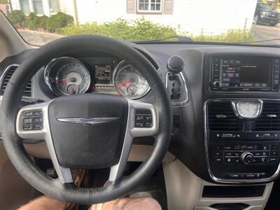2016 Chrysler Town & Country Touring-L   - Photo 11 - Madison, OH 44057