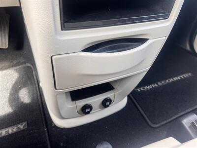 2016 Chrysler Town & Country Touring-L   - Photo 20 - Madison, OH 44057