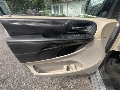 2016 Chrysler Town & Country Touring-L   - Photo 10 - Madison, OH 44057