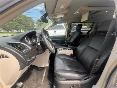 2016 Chrysler Town & Country Touring-L   - Photo 9 - Madison, OH 44057