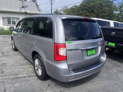 2016 Chrysler Town & Country Touring-L   - Photo 7 - Madison, OH 44057