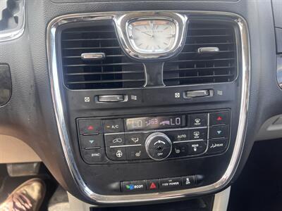 2016 Chrysler Town & Country Touring-L   - Photo 17 - Madison, OH 44057