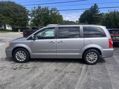 2016 Chrysler Town & Country Touring-L   - Photo 8 - Madison, OH 44057