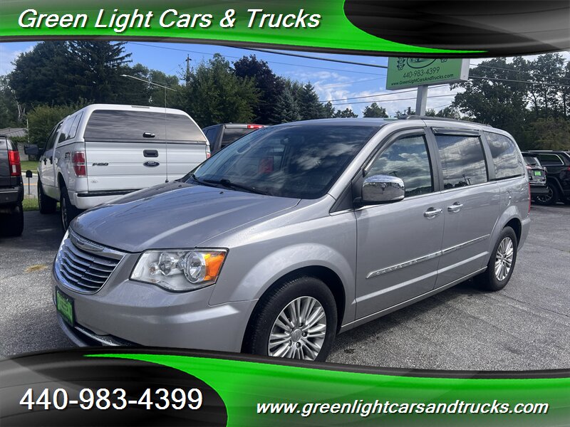 2016 Chrysler Town & Country Touring-L   - Photo 1 - Madison, OH 44057