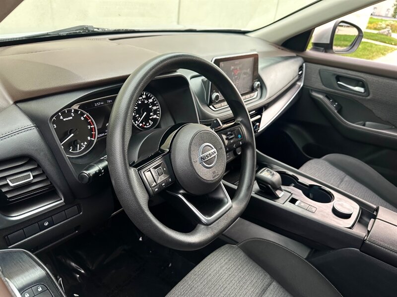 2021 Nissan Rogue SV photo 16