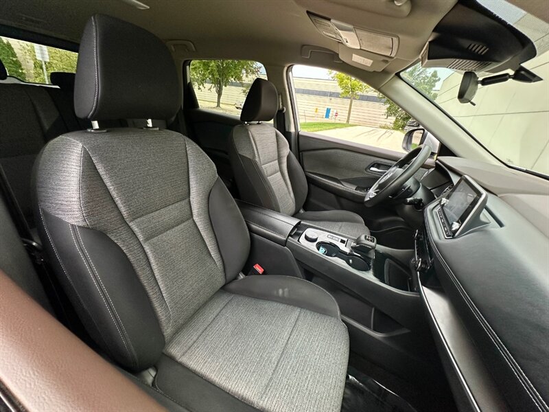 2021 Nissan Rogue SV photo 21