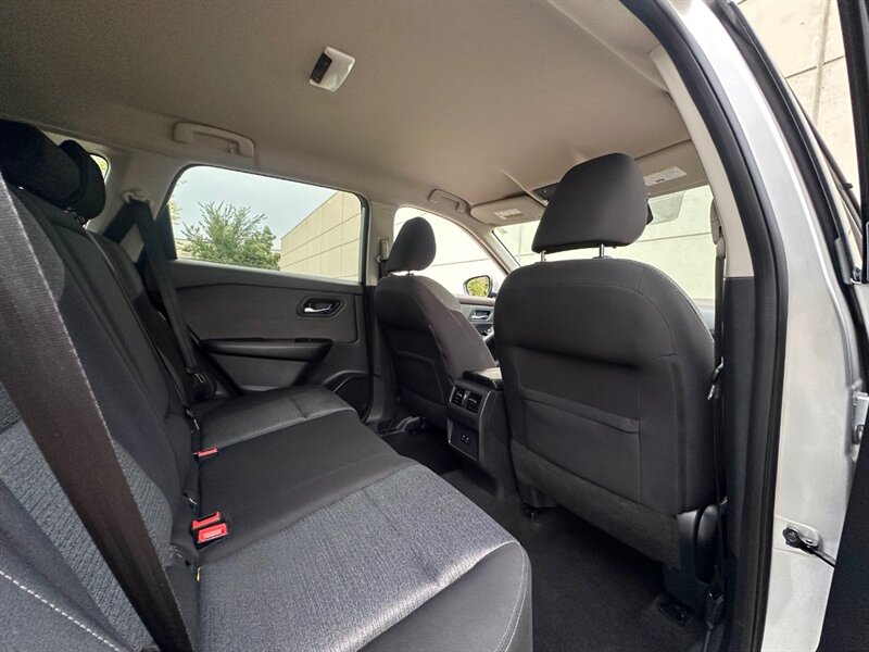 2021 Nissan Rogue SV photo 23