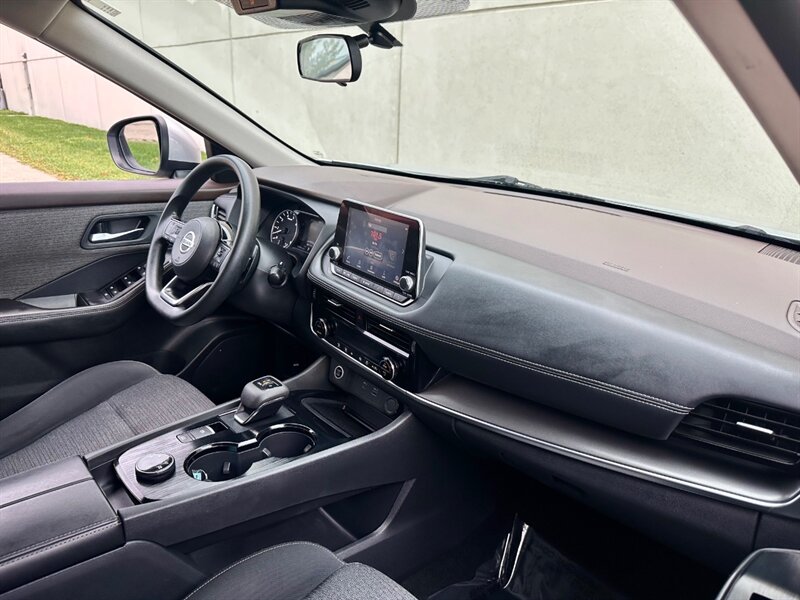 2021 Nissan Rogue SV photo 17