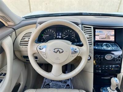 2017 INFINITI QX70 - Photo 14 - Madison, WI 53716