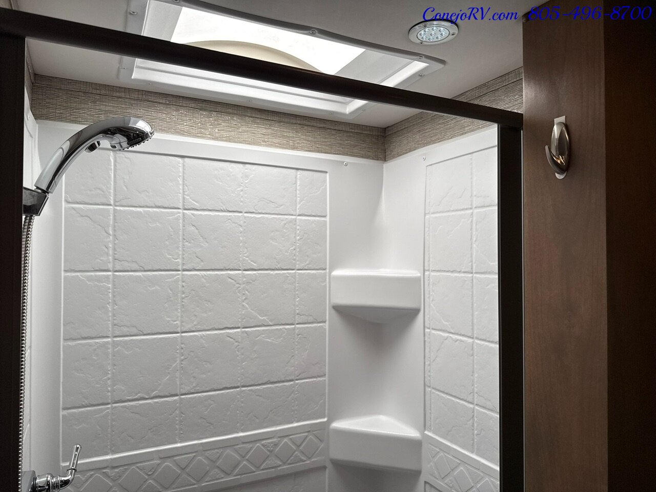 2020 Tiffin Wayfarer 25RW Murphy Bed Full Wall Slide-Out Mercedes Turbo  Diesel Full Body Paint 27K Miles - Photo 20 - Thousand Oaks, CA 91360