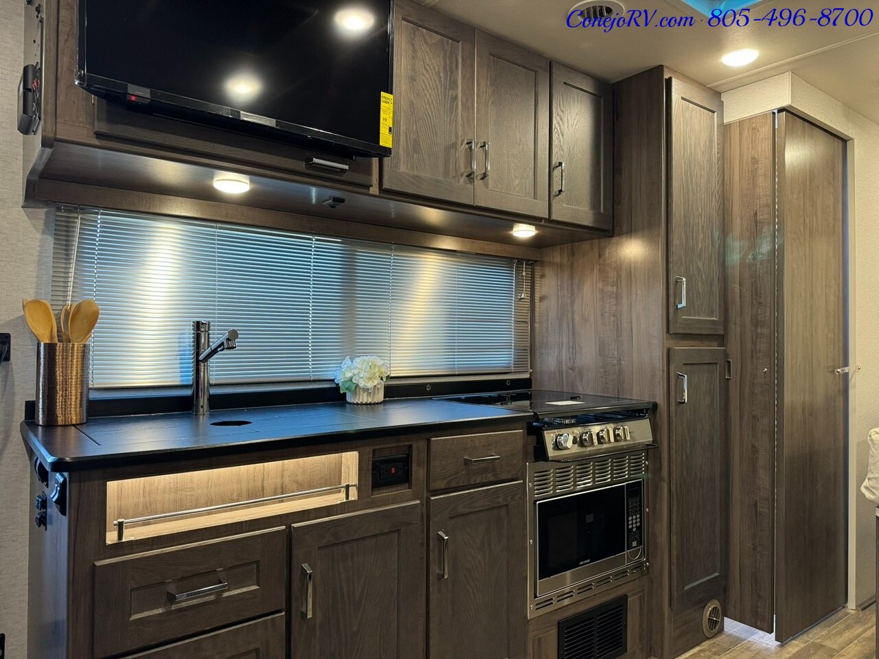 2025 Winnebago Porto 24P Full Wall Slide-Out Mercedes Turbo Diesel Full  Body Paint - Photo 11 - Thousand Oaks, CA 91360