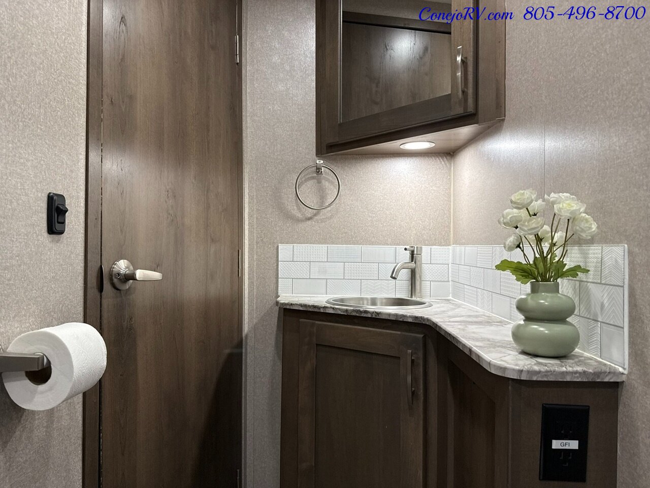 2022 Dynamax Isata 5 Series Xplorer 30FW FOUR WHEEL DRIVE Super-C Full Body Paint Cummins Turbo Diesel 16K Miles - Photo 21 - Thousand Oaks, CA 91360