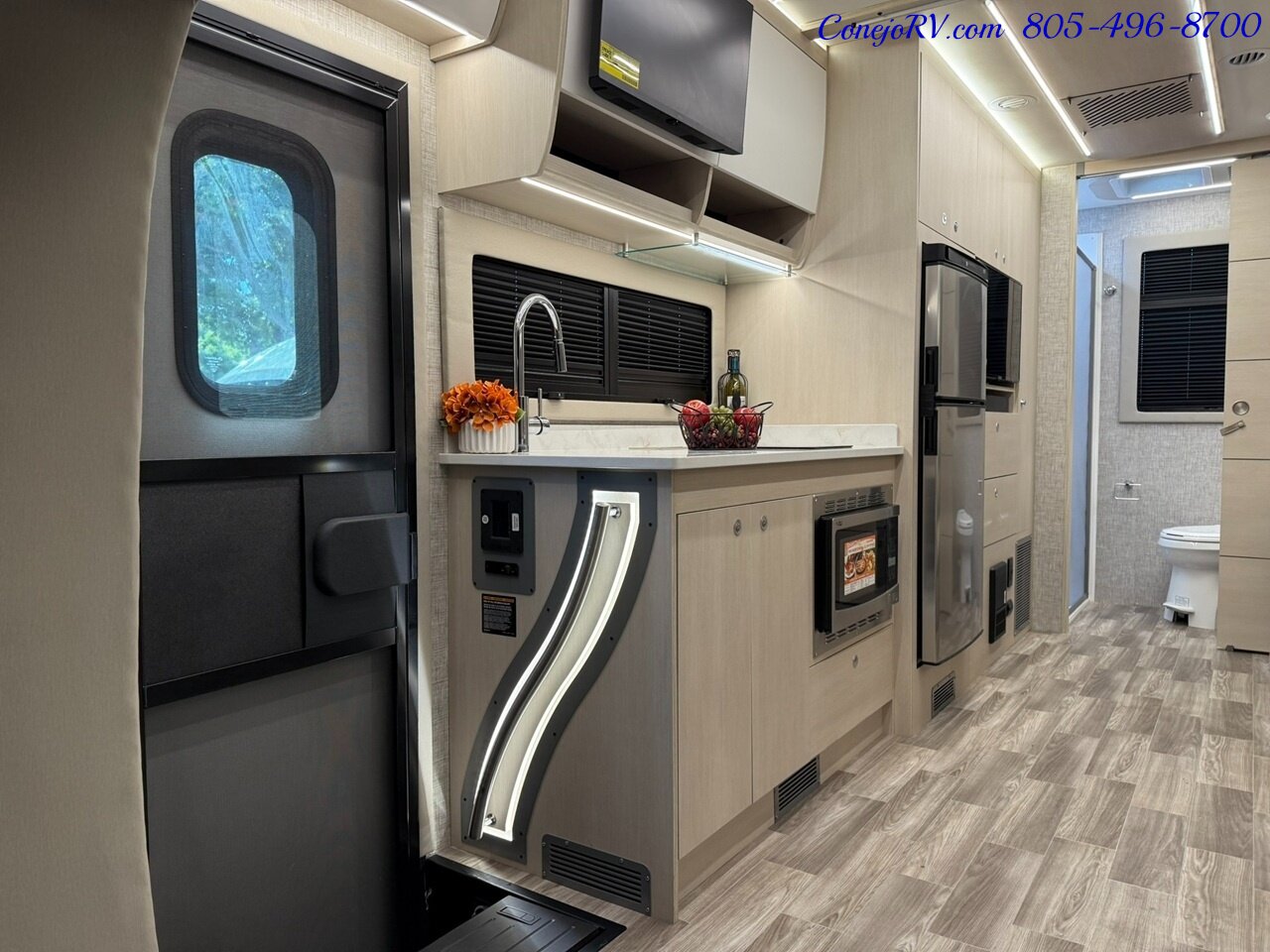 2026 Tiffin Wayfarer 25XRW Murphy Bed Full Wall Slide-Out Theater Seats Mercedes Turbo Diesel Full Body Paint - Photo 7 - Thousand Oaks, CA 91360