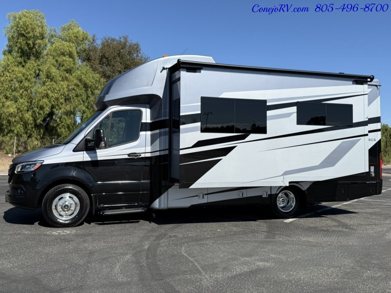 2026 Tiffin Wayfarer 25XRW Murphy Bed Full Wall Slide-Out Theater Seats Mercedes Turbo Diesel Full Body Paint - Photo 1 - Thousand Oaks, CA 91360