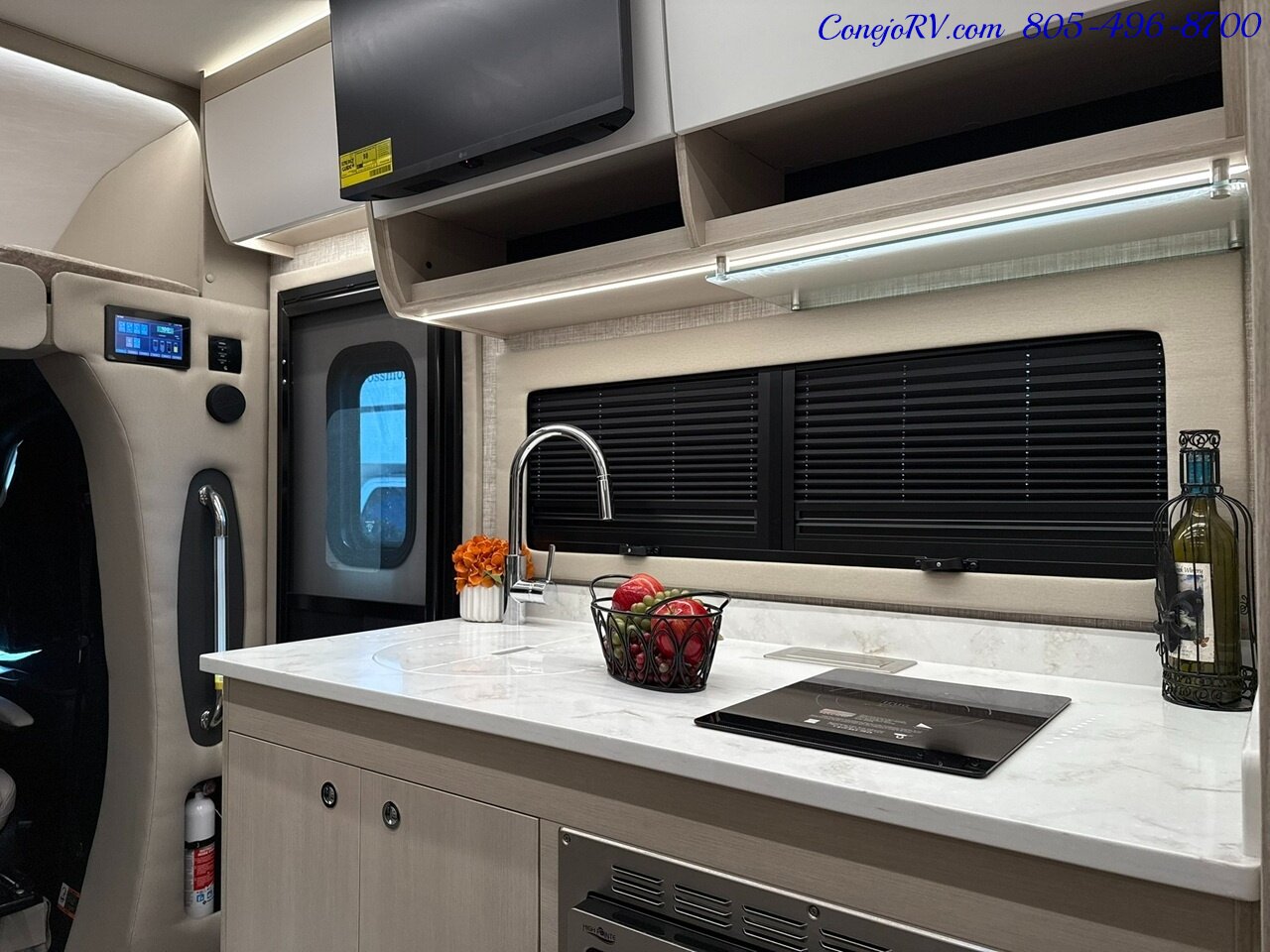 2026 Tiffin Wayfarer 25XRW Murphy Bed Full Wall Slide-Out Theater Seats Mercedes Turbo Diesel Full Body Paint - Photo 19 - Thousand Oaks, CA 91360