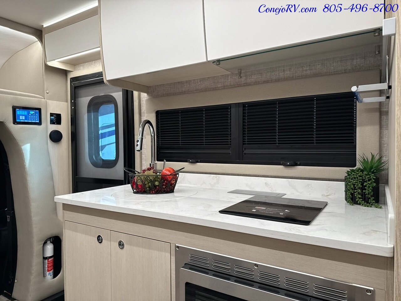 2026 Tiffin Wayfarer 25RW Murphy Bed Full Wall Slide-Out Booth Dinette Mercedes Turbo Diesel Full Body Paint - Photo 18 - Thousand Oaks, CA 91360