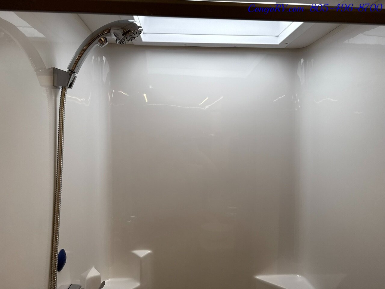 2026 Tiffin Wayfarer 25RW Murphy Bed Full Wall Slide-Out Booth Dinette Mercedes Turbo Diesel Full Body Paint - Photo 21 - Thousand Oaks, CA 91360