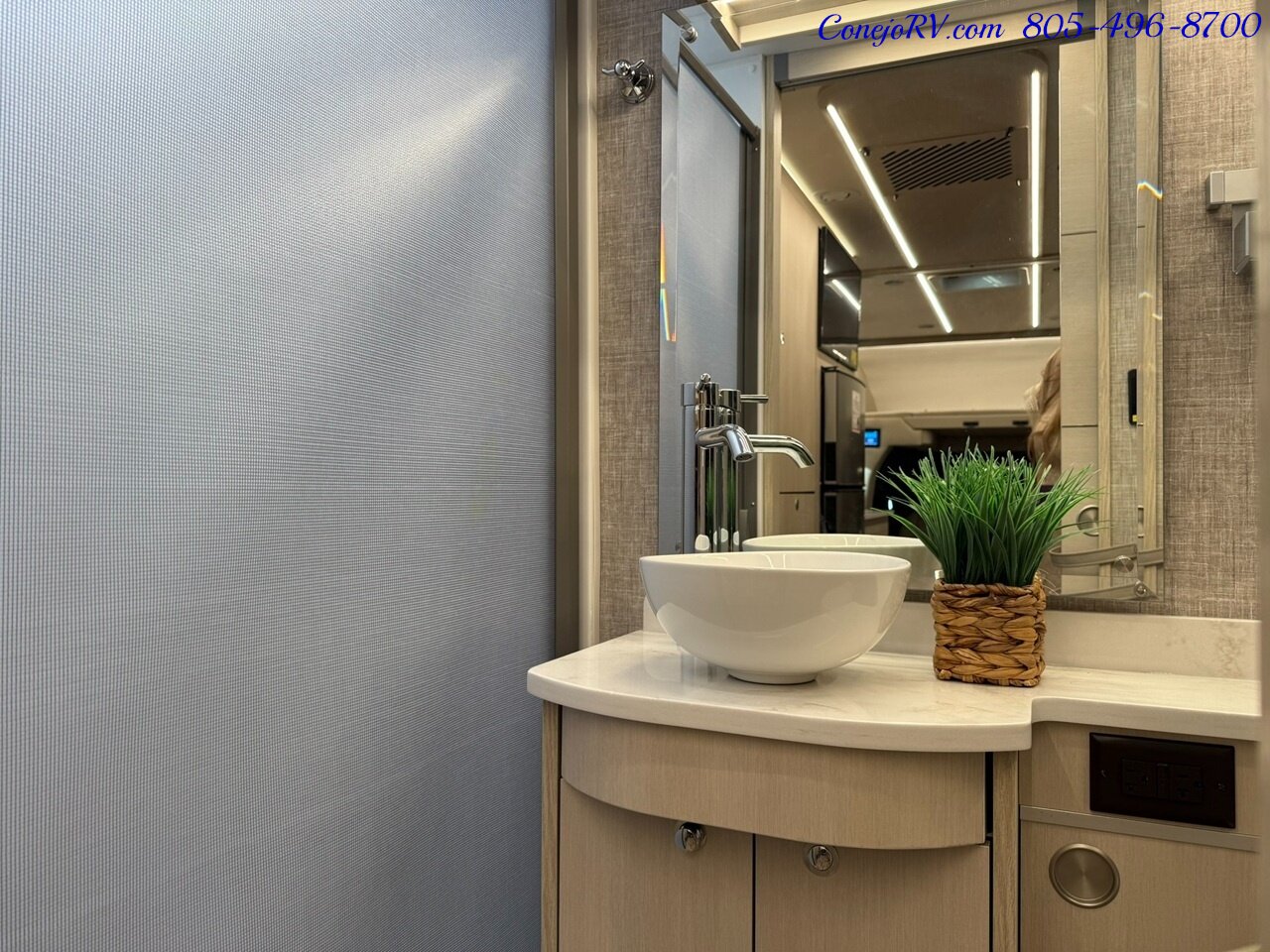 2026 Tiffin Wayfarer 25RW Murphy Bed Full Wall Slide-Out Booth Dinette Mercedes Turbo Diesel Full Body Paint - Photo 20 - Thousand Oaks, CA 91360