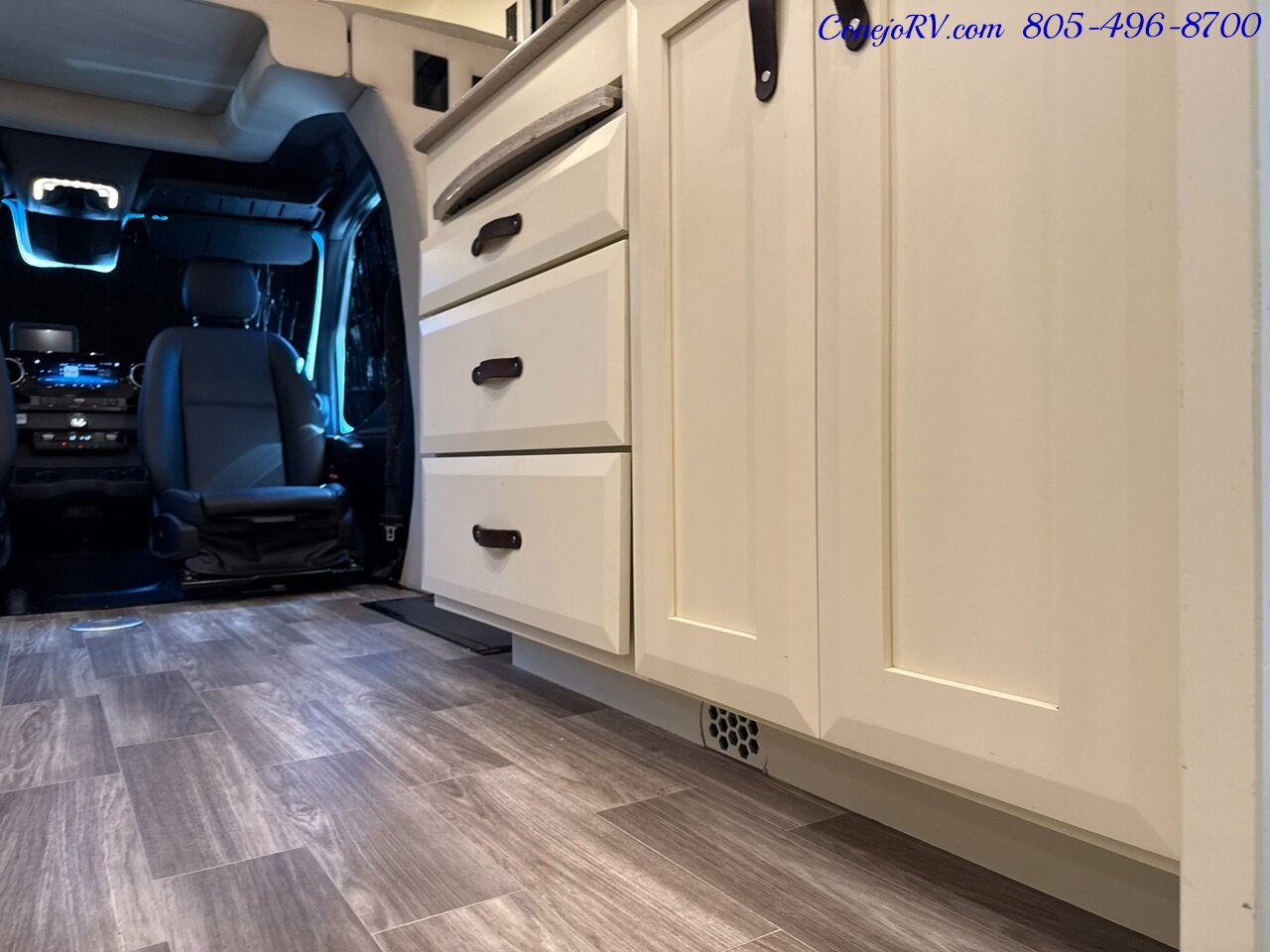 2022 Tiffin Wayfarer 25TW Slide-Out Twin Beds Sofa Levelers Mercedes Turbo Diesel Full Body Paint 12K Miles - Photo 18 - Thousand Oaks, CA 91360