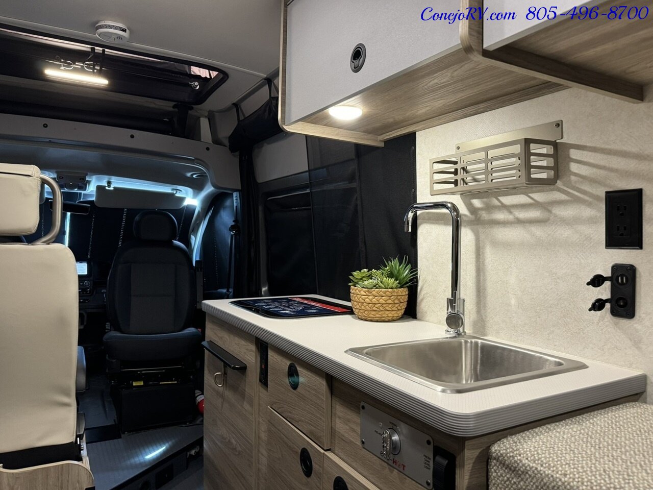 2025 Winnebago Solis 59P Pop Top Full Galley Murphy Bed Roof AC   - Photo 27 - Thousand Oaks, CA 91360