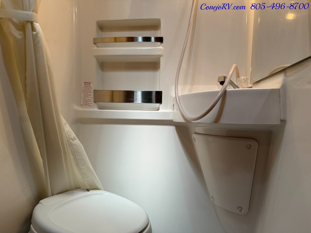 2019 Roadtrek Simplicity SRT Full Galley Power Rear Lounge   - Photo 16 - Thousand Oaks, CA 91360