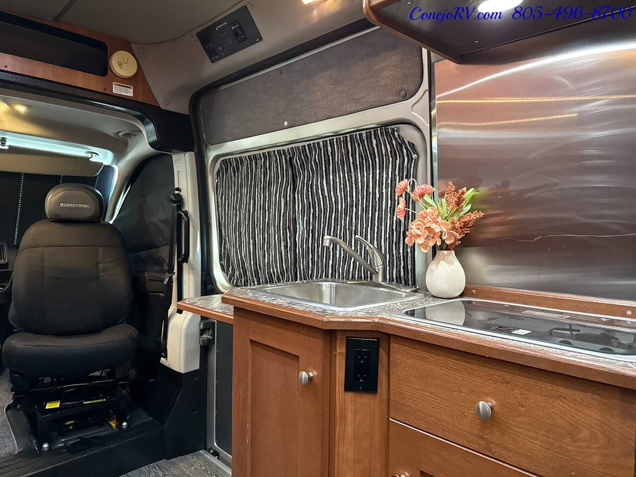2019 Roadtrek Simplicity SRT Full Galley Power Rear Lounge   - Photo 14 - Thousand Oaks, CA 91360
