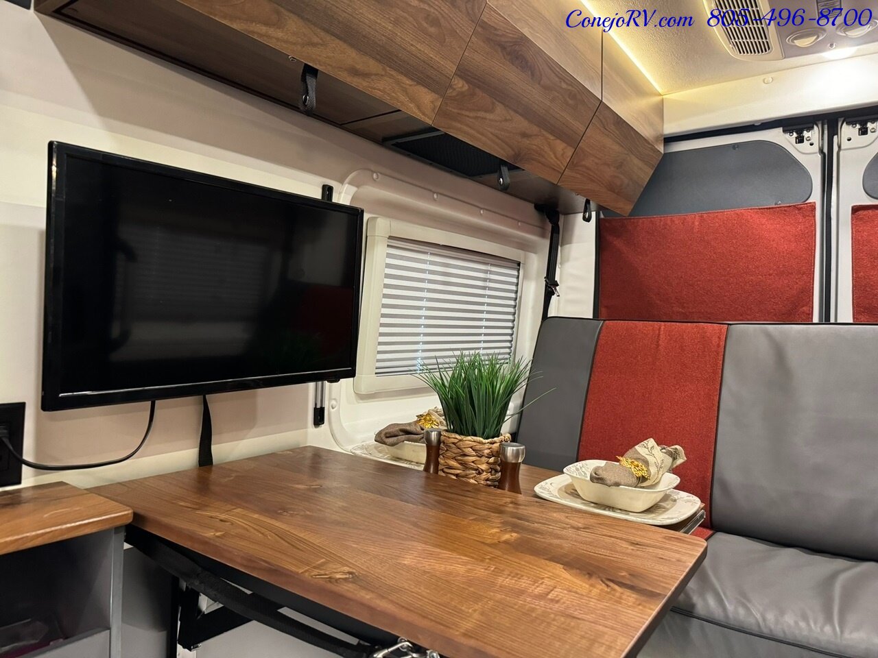 2022 Winnebago Roam 59RA Accessibility Power Lift Power Lounge Full Galley  30K Miles - Photo 17 - Thousand Oaks, CA 91360