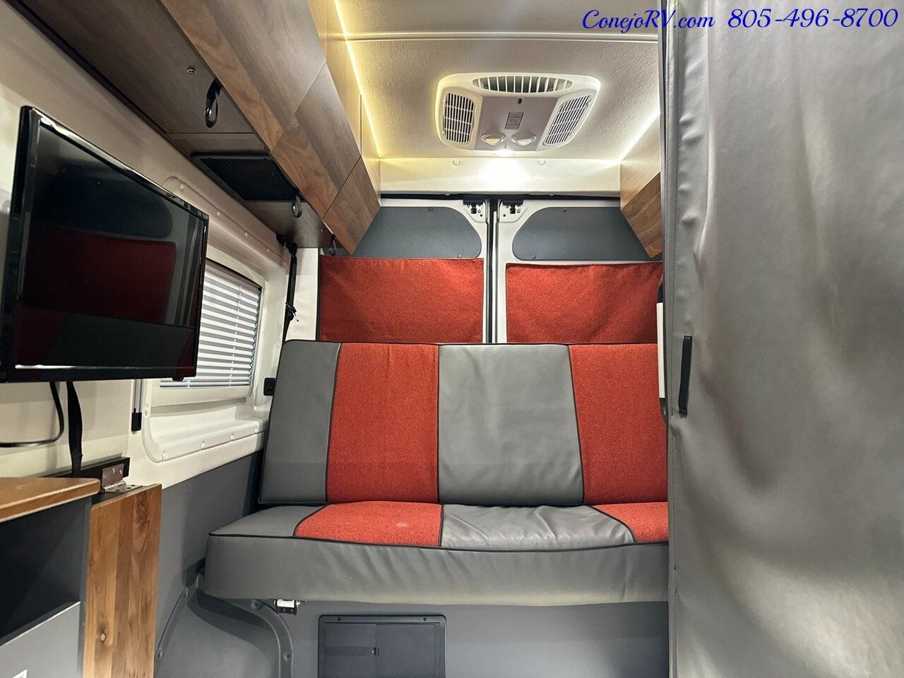 2022 Winnebago Roam 59RA Accessibility Power Lift Power Lounge Full Galley  30K Miles - Photo 18 - Thousand Oaks, CA 91360